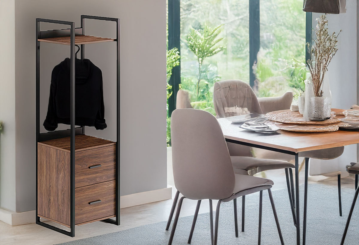 Η ανοιχτή ντουλάπα τοποθετημένη σε ένα χώρο τραπεζαρίας.